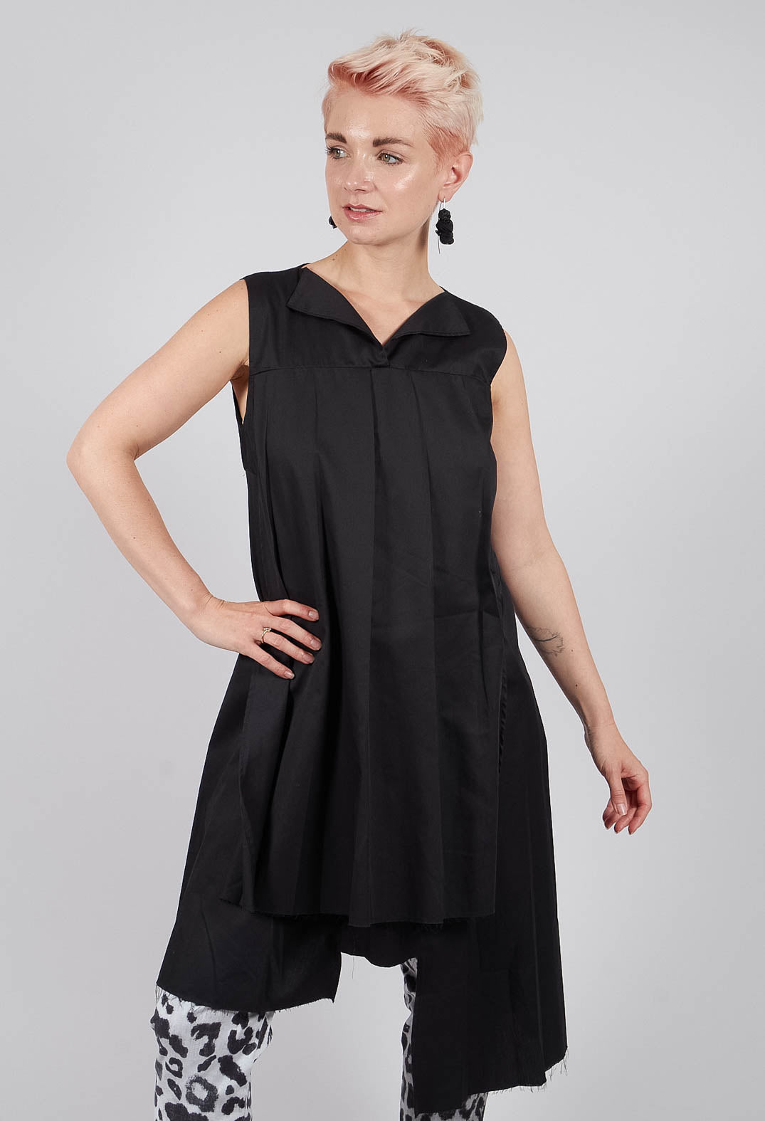 Sleeveless Tunic in Nero