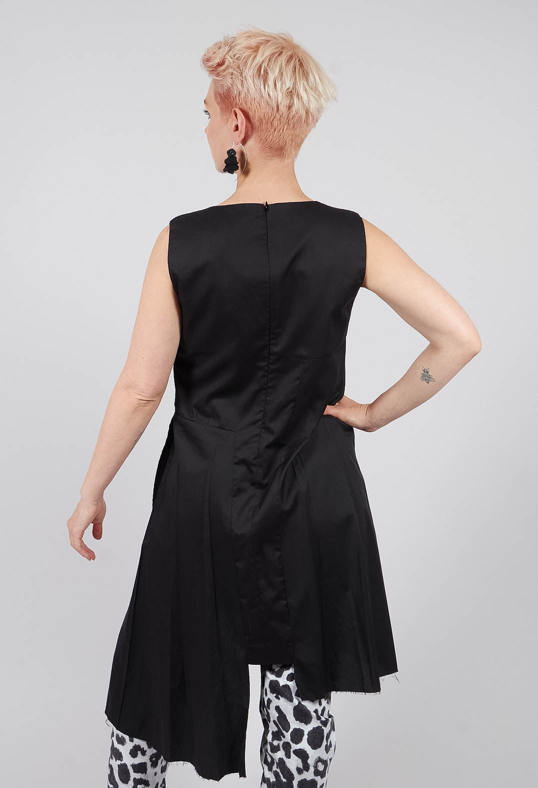 Sleeveless Tunic in Nero