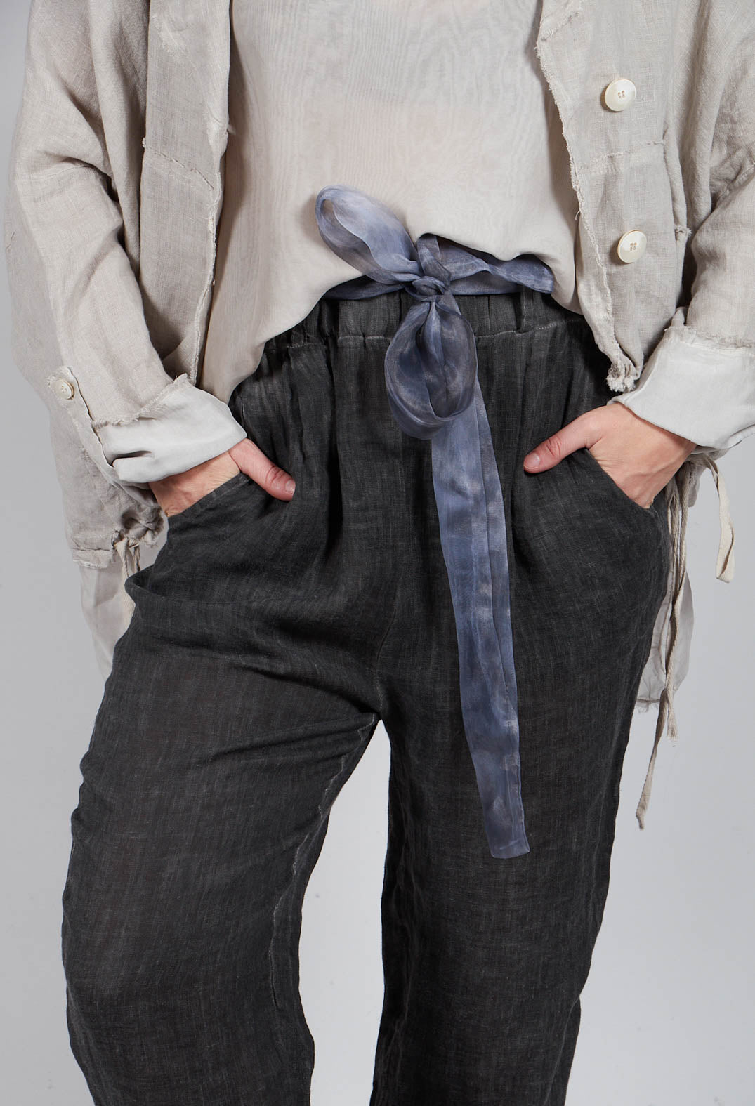 Linen Peg Trousers in Nero Grey
