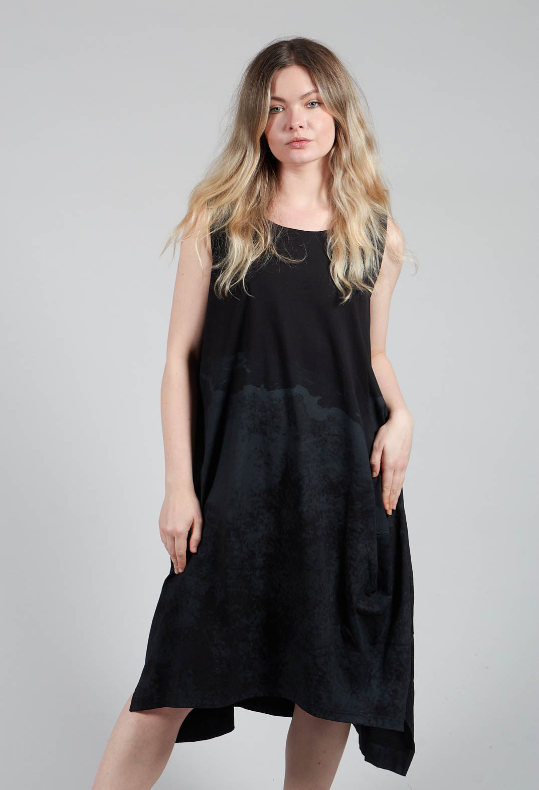 Sleeveless Jersey Dress in Black Print