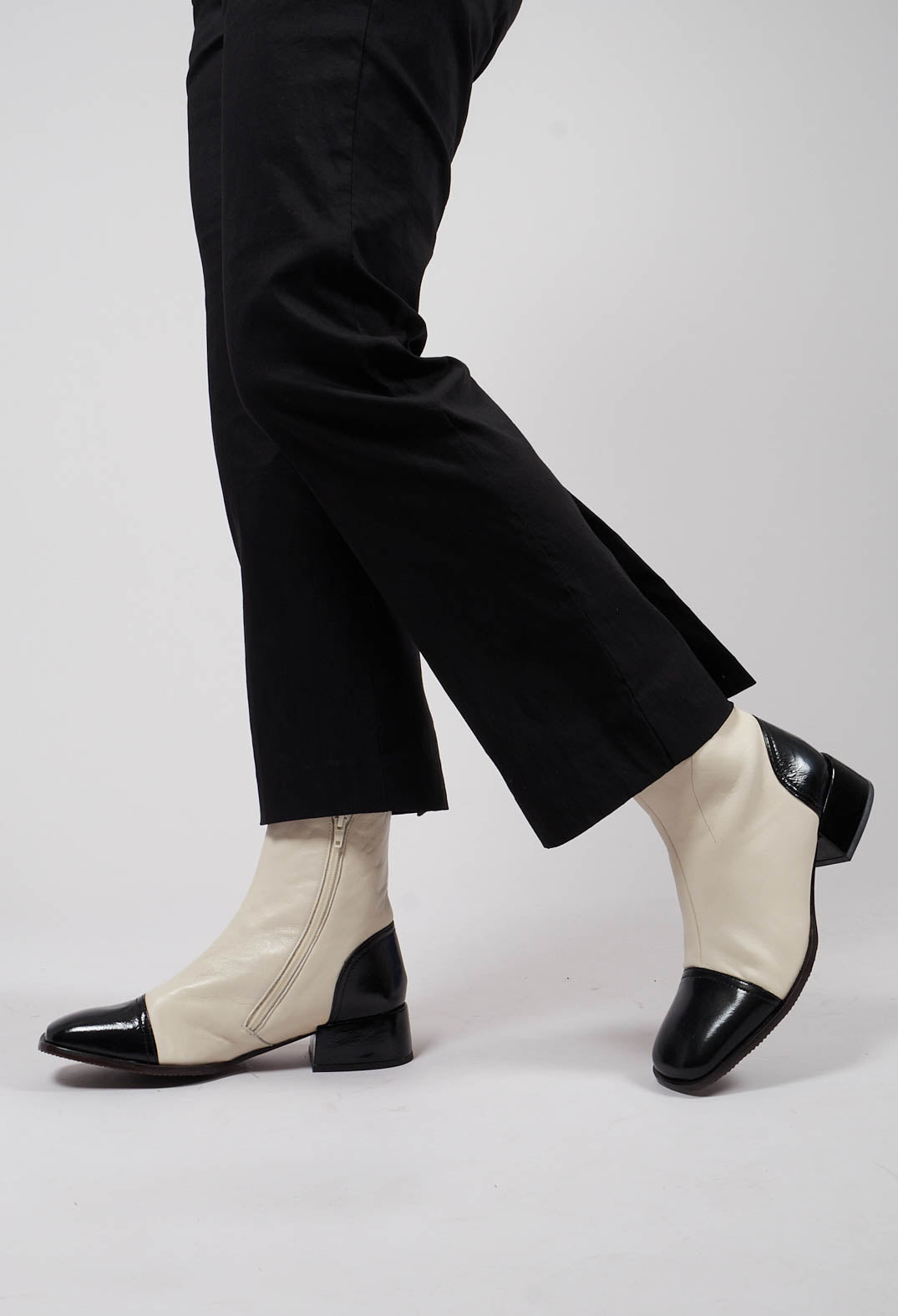 Zerain Low Heel Boots in Rice Maserati Negro