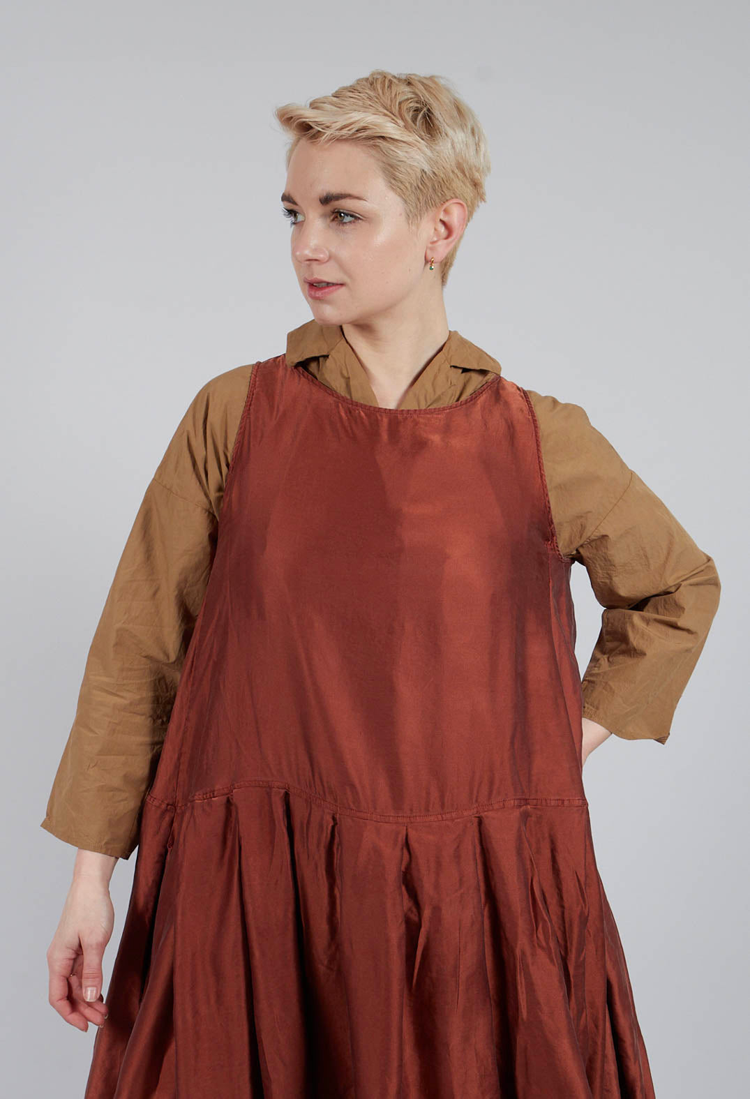 Sleeveless Pleated Dress SC in Coral