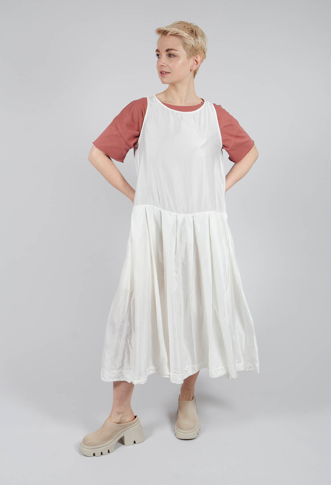Sleeveless Pleated Dress SC in Milk