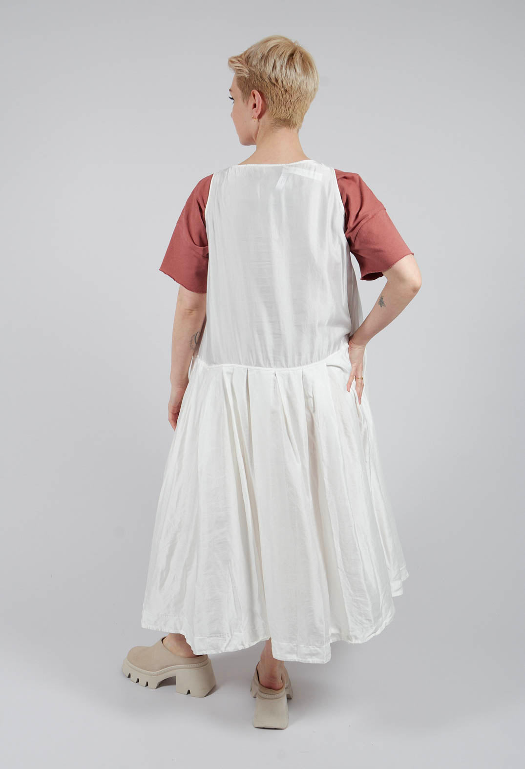 Sleeveless Pleated Dress SC in Milk