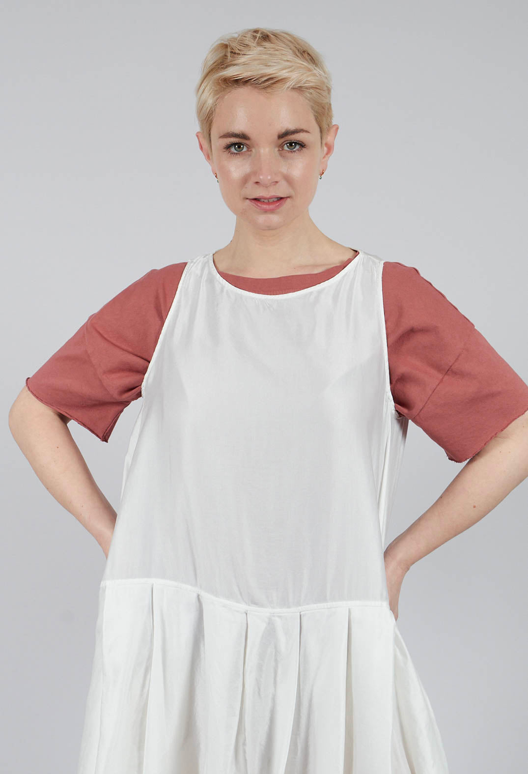 Sleeveless Pleated Dress SC in Milk