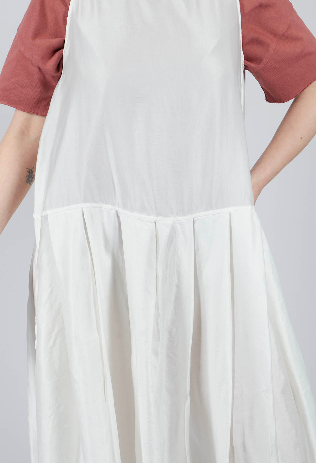 Sleeveless Pleated Dress SC in Milk