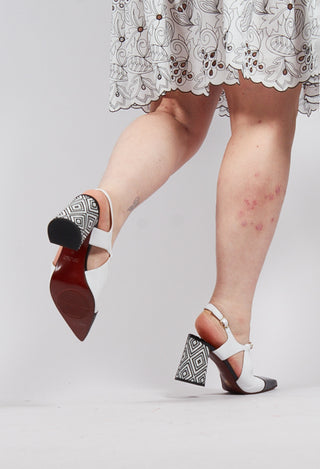 Lymu Pointed Heel in Negro