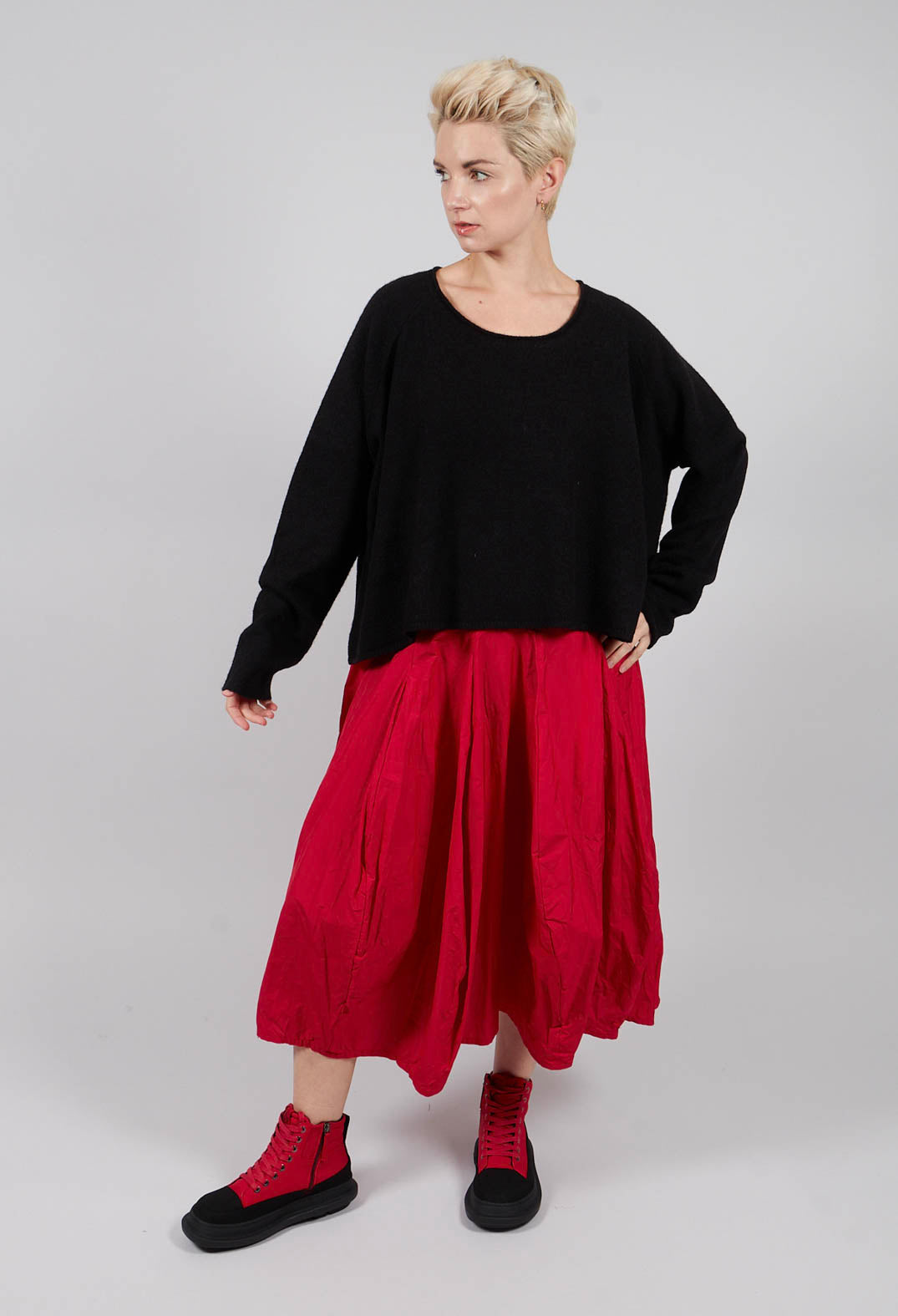 Cropped Crew Neck Jumper in Black - 3320703