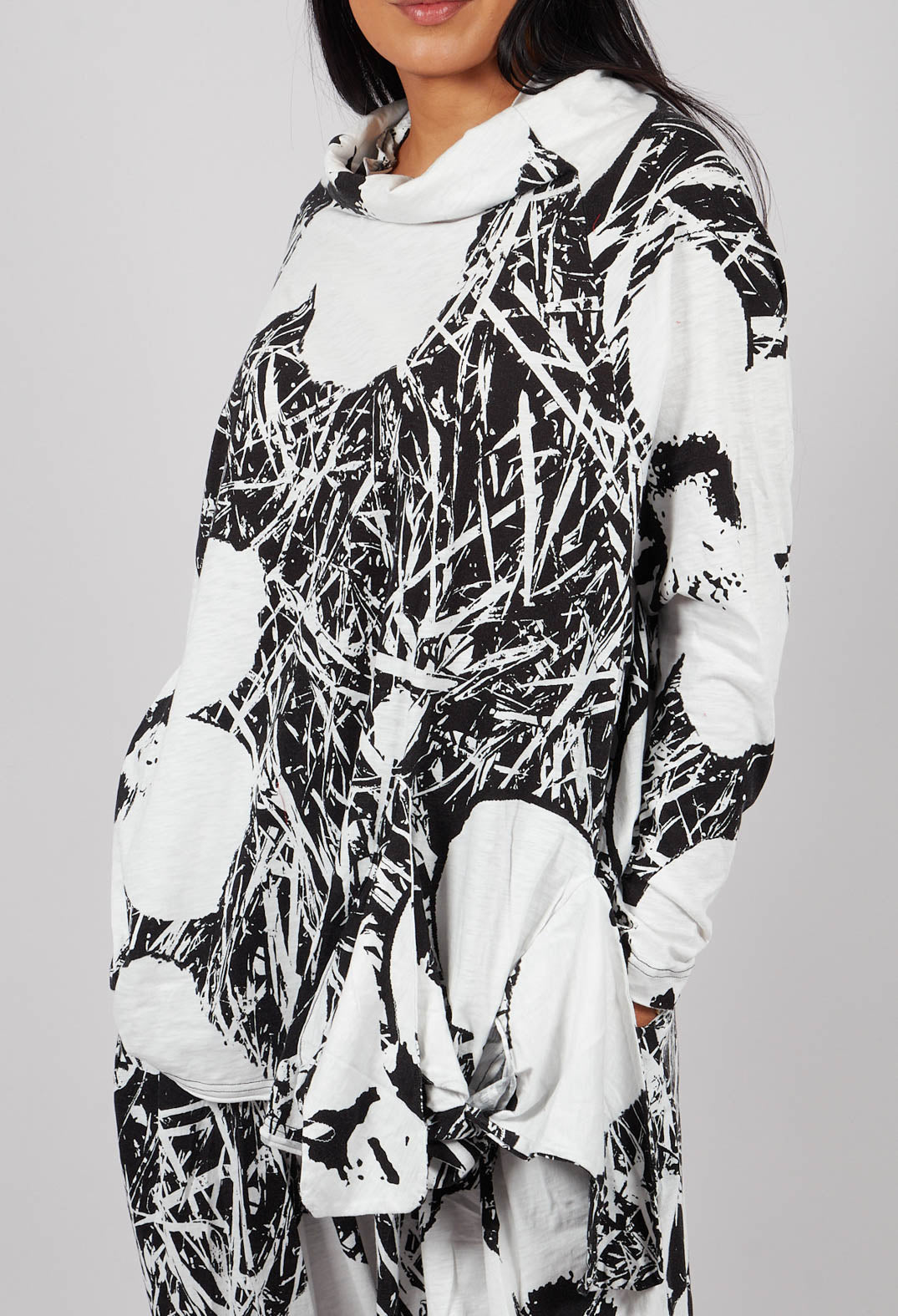 Longline Top with Feature Pocket in Black Off White Print - 3640502