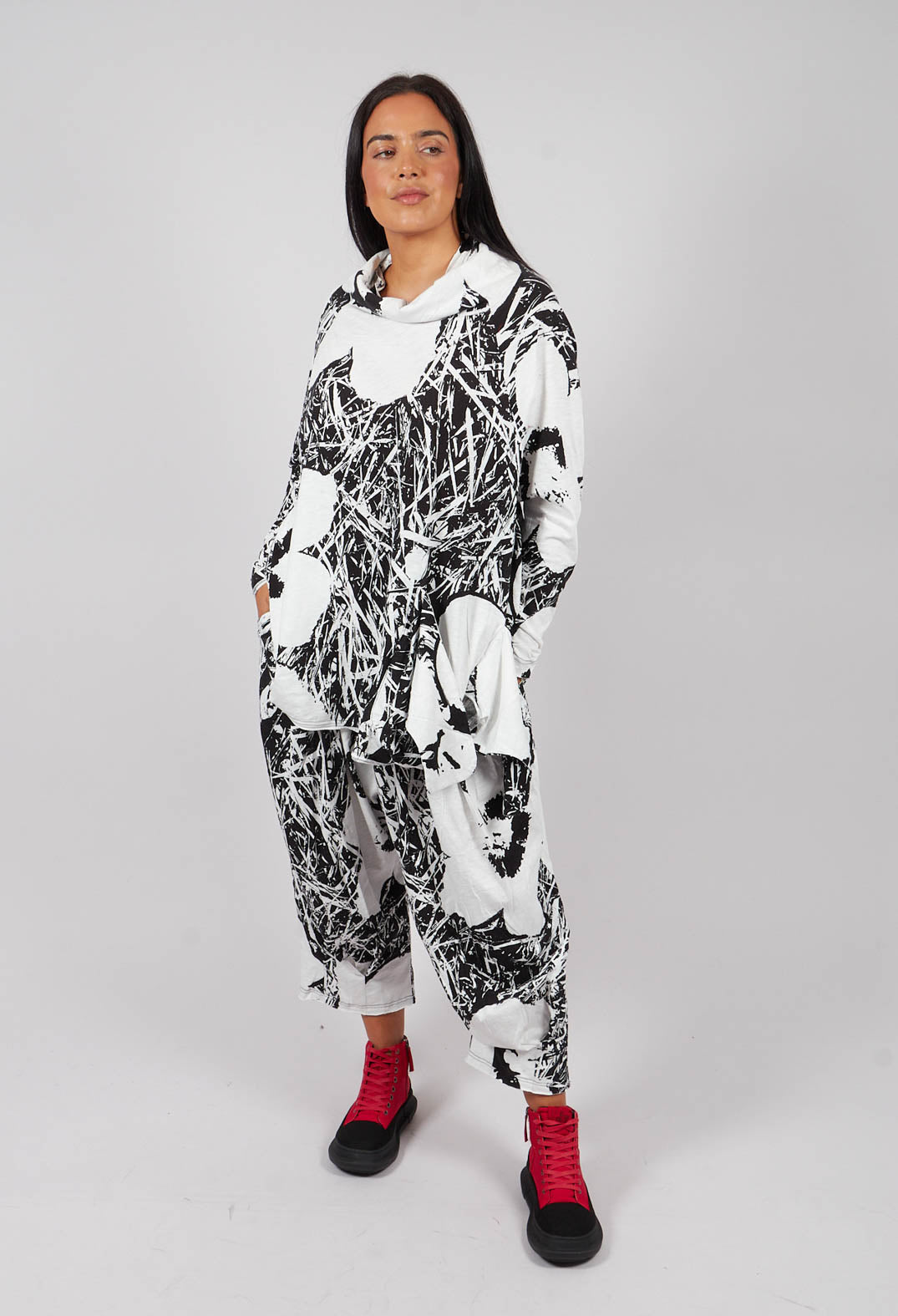 Longline Top with Feature Pocket in Black Off White Print - 3640502