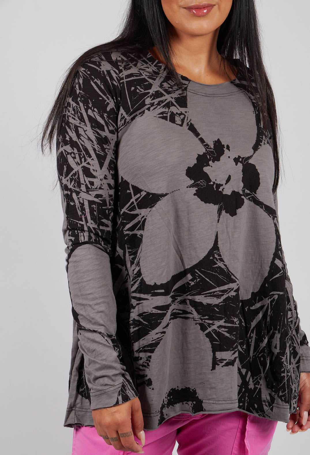 Long Sleeve T-Shirt with Flared Hem in Black Print - 3640506