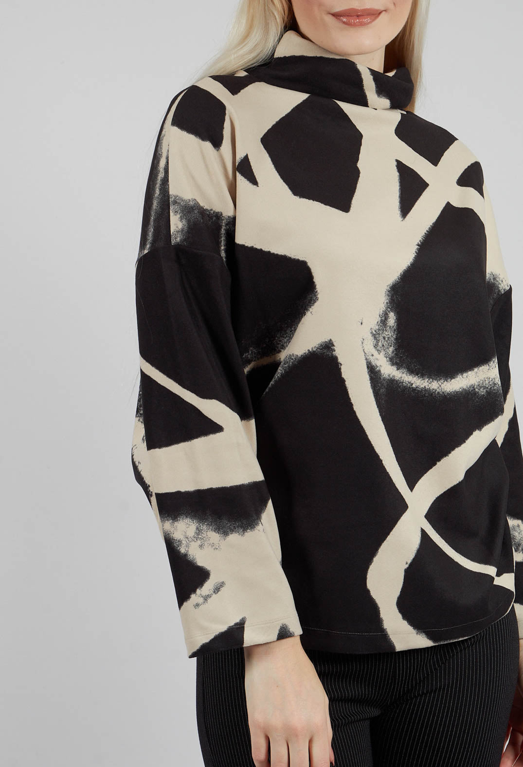 Leto Top in Black and Beige