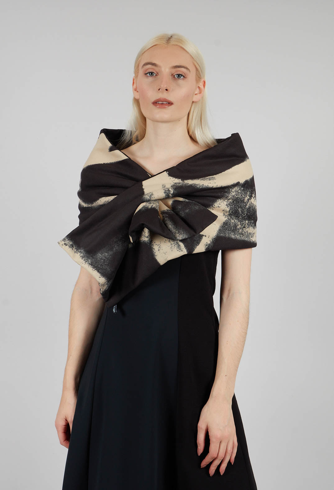 Mev Scarf in Black and Beige