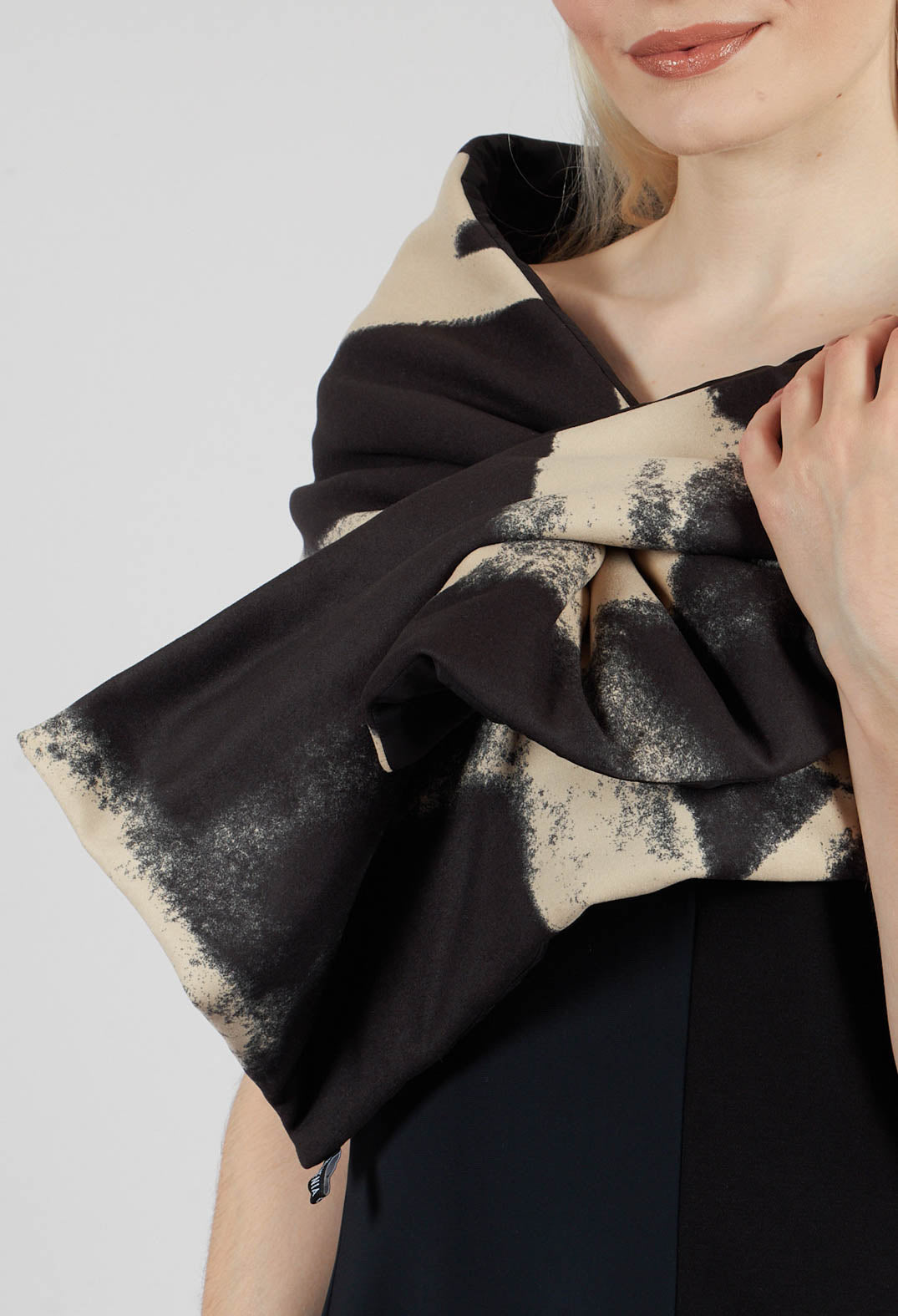 Mev Scarf in Black and Beige