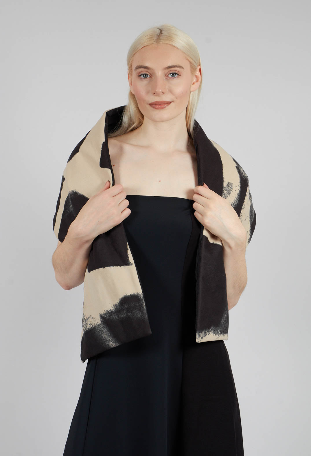 Mev Scarf in Black and Beige