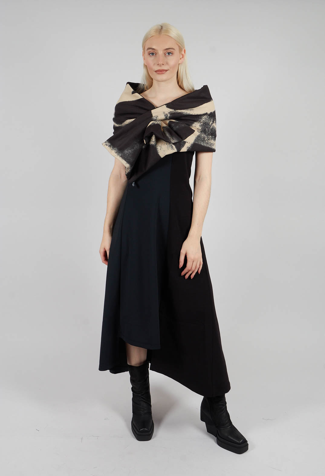Mev Scarf in Black and Beige