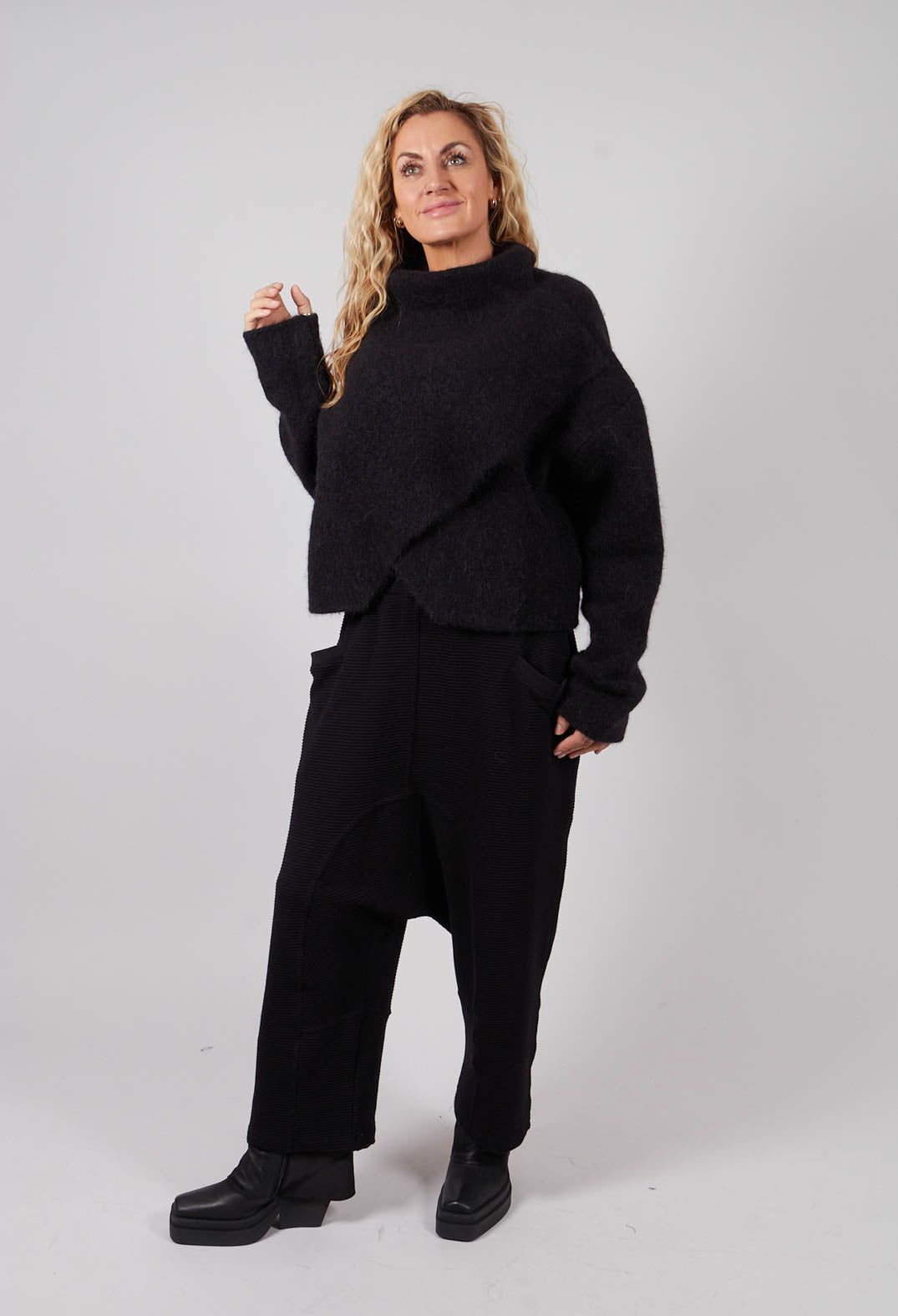 Baggy Trousers in Black Solid