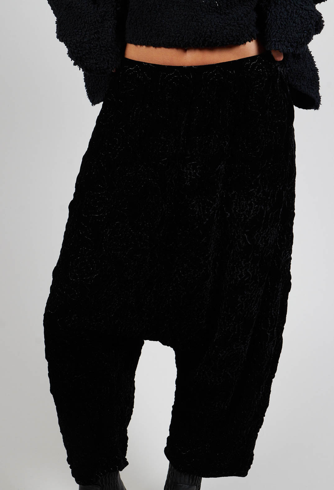Besitzkraft Trousers in Kaviar Black