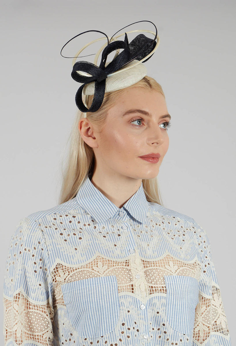 Headband Fascinator in Ivory and Navy – Olivia May display picture 3
