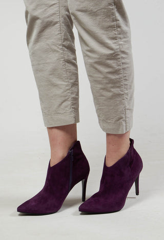 Heeled Suede Ankle Boot with Zip in Violett