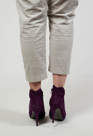 Heeled Suede Ankle Boot with Zip in Violett