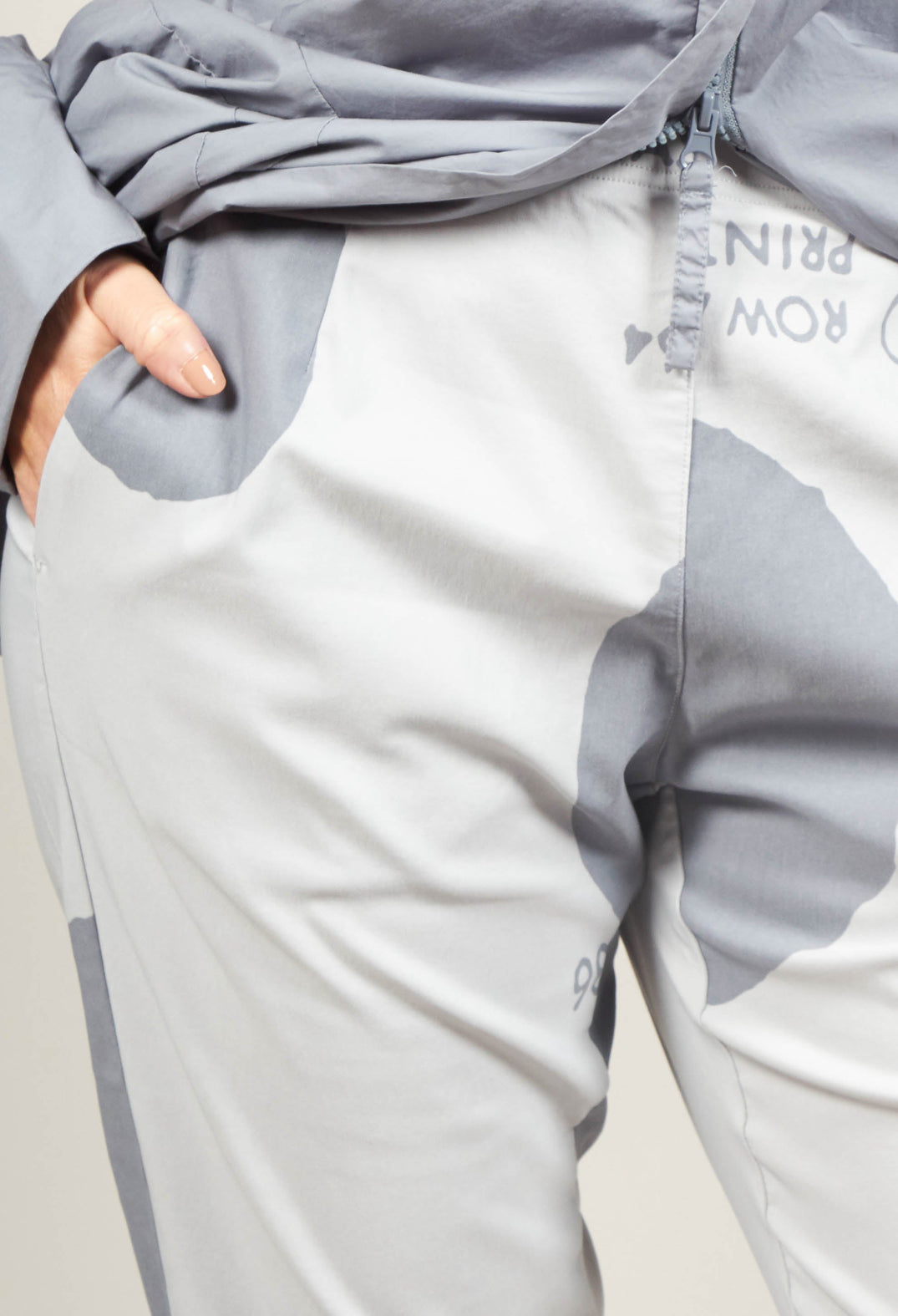 Skinny Fit Trousers with Pockets in Water Print