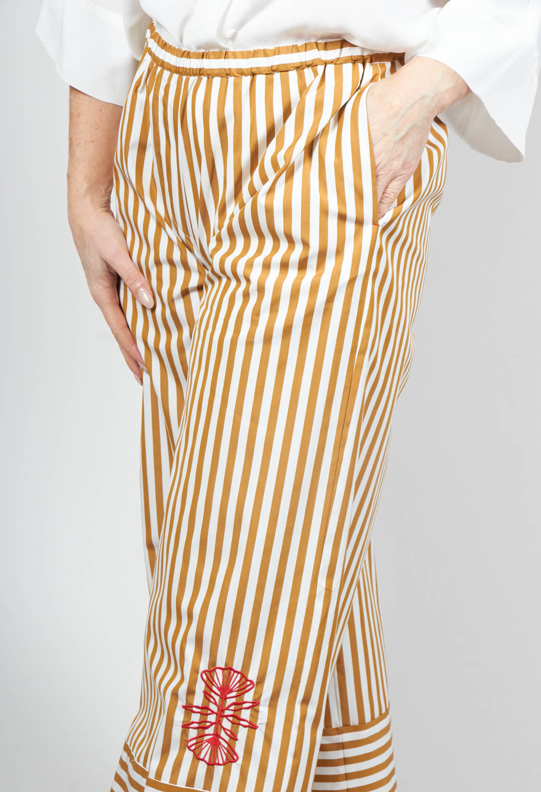 wide leg trousers in chai tea with front pockets