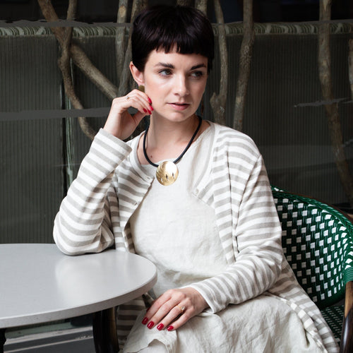 STYLING: RELAXED AND CASUAL