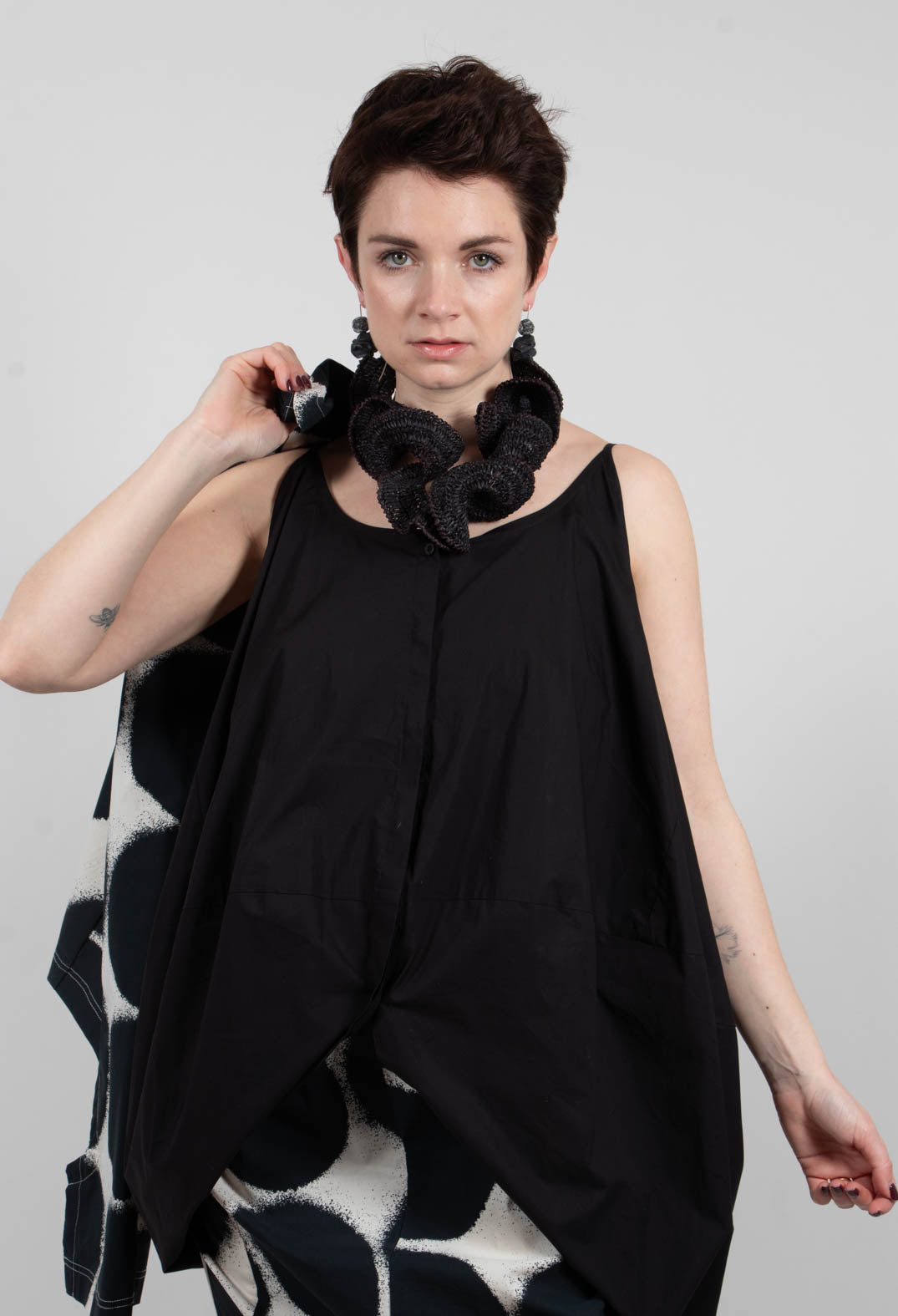 Sleeveless Balloon Top in Black - 1230805