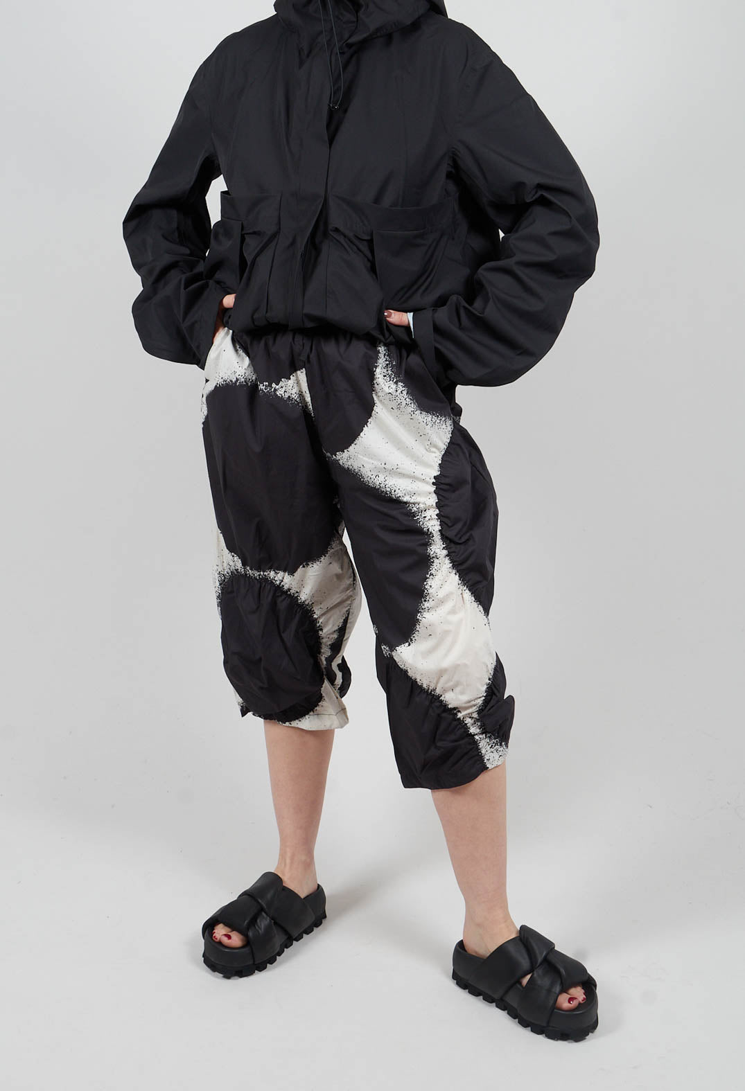 Cropped Balloon Trousers in Black Print - 1260105