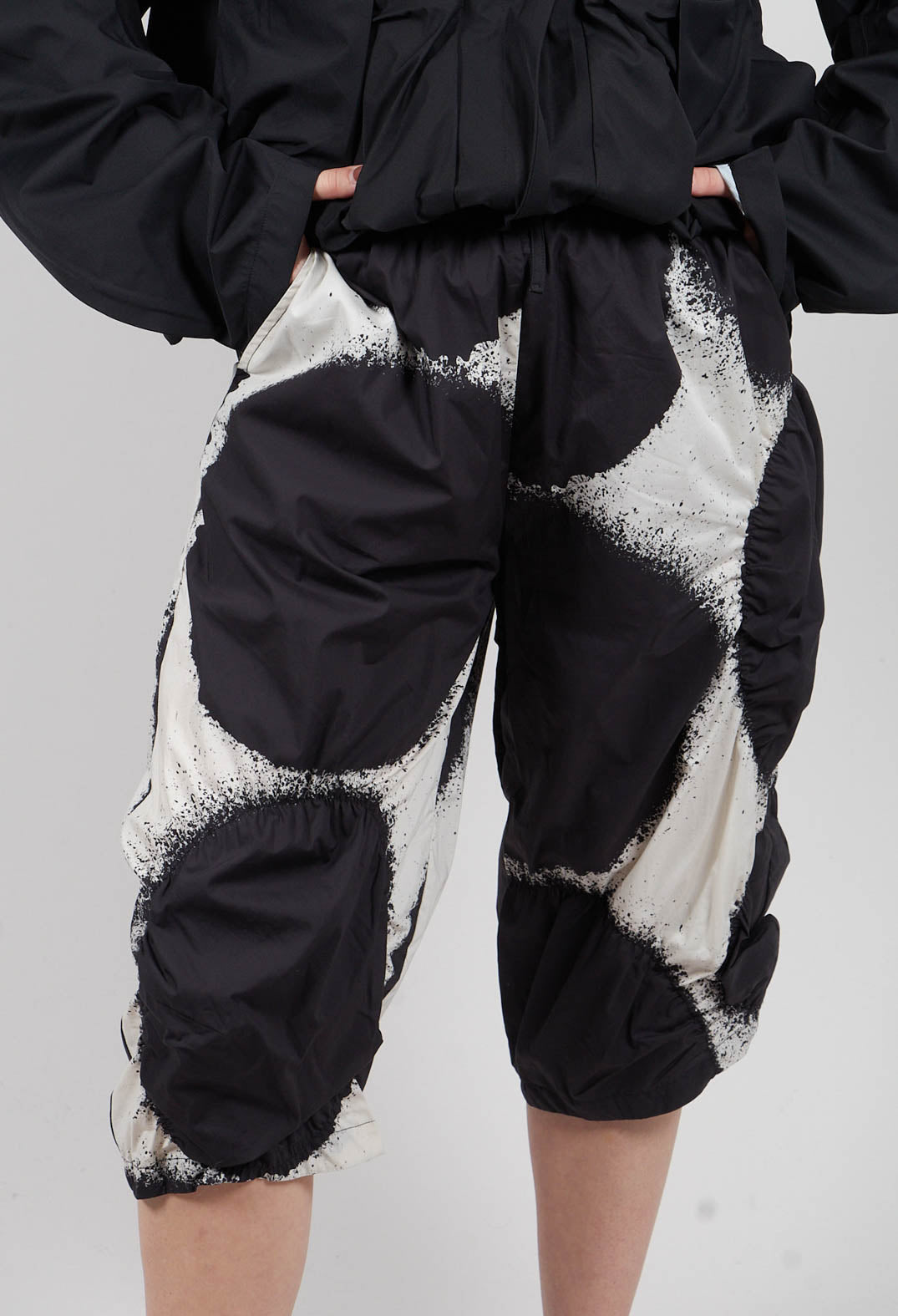 Cropped Balloon Trousers in Black Print - 1260105