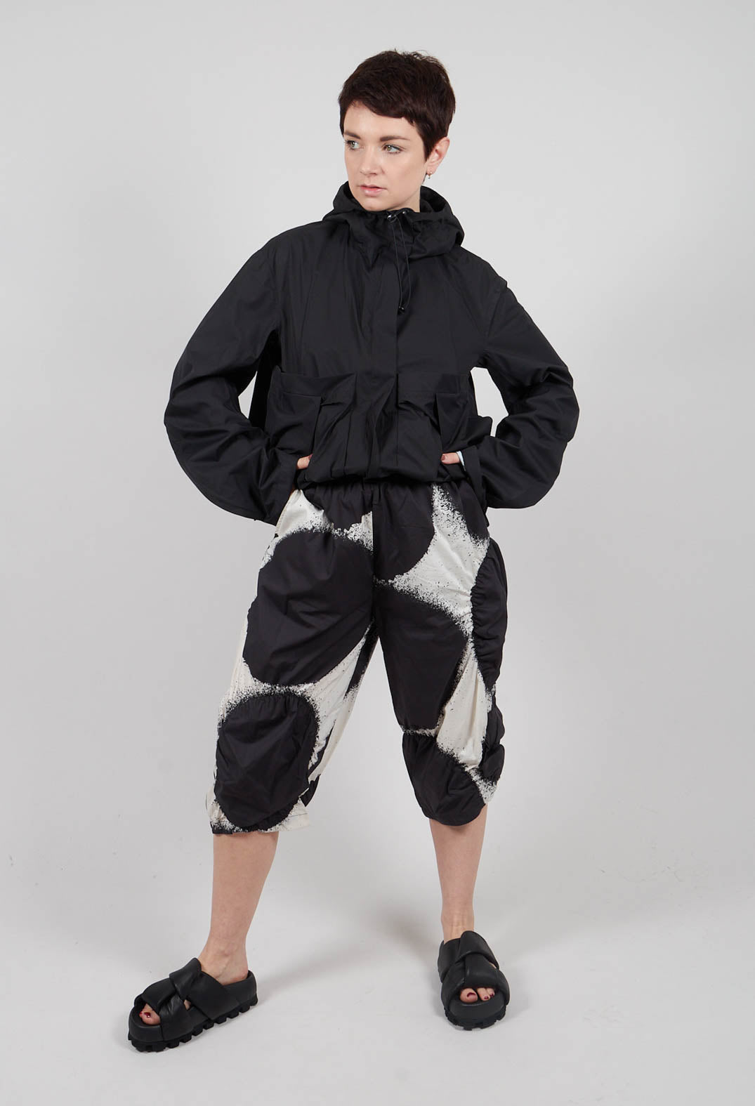 Cropped Balloon Trousers in Black Print - 1260105