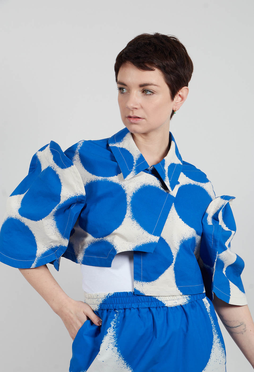 Cropped Round Sleeve Jacket in Electric Print - 1631114
