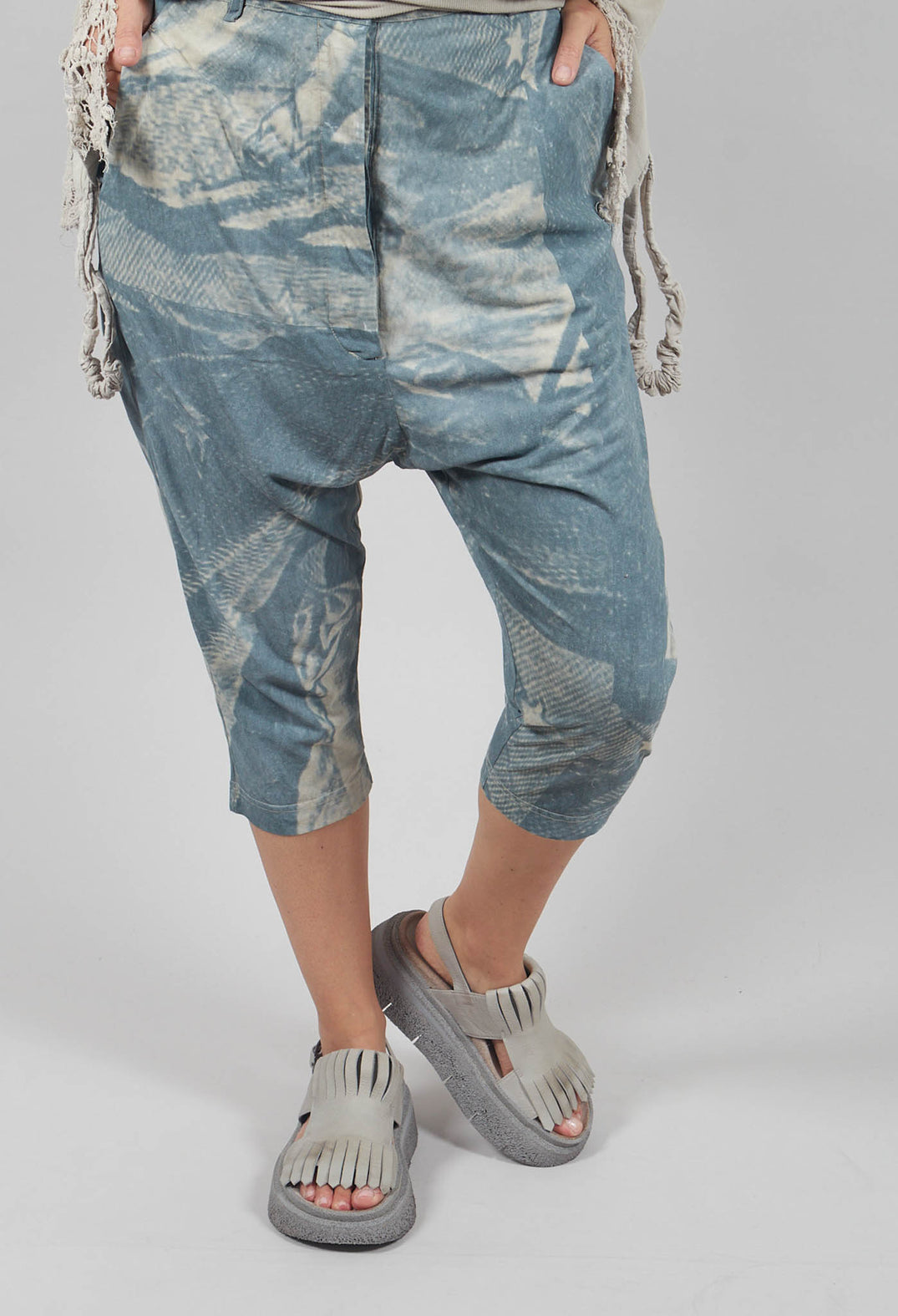 Cropped Trouser in Seaweed Print - 2300108