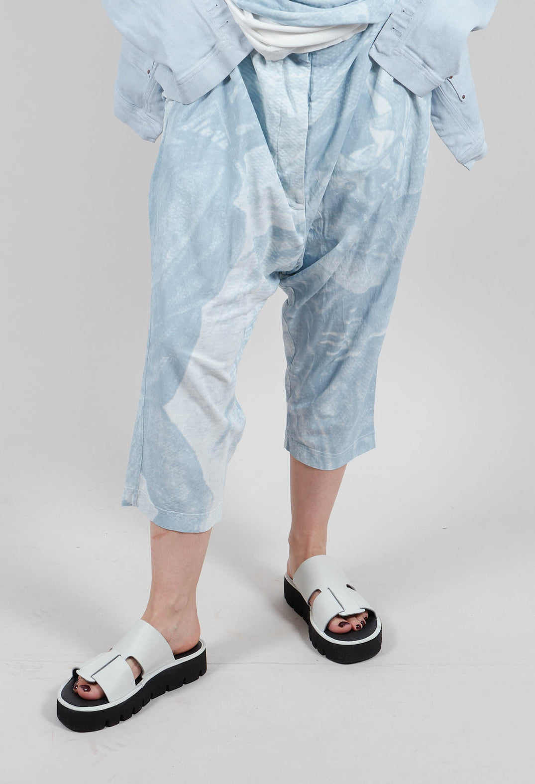 Cropped Trouser in Sky Print - 2300108