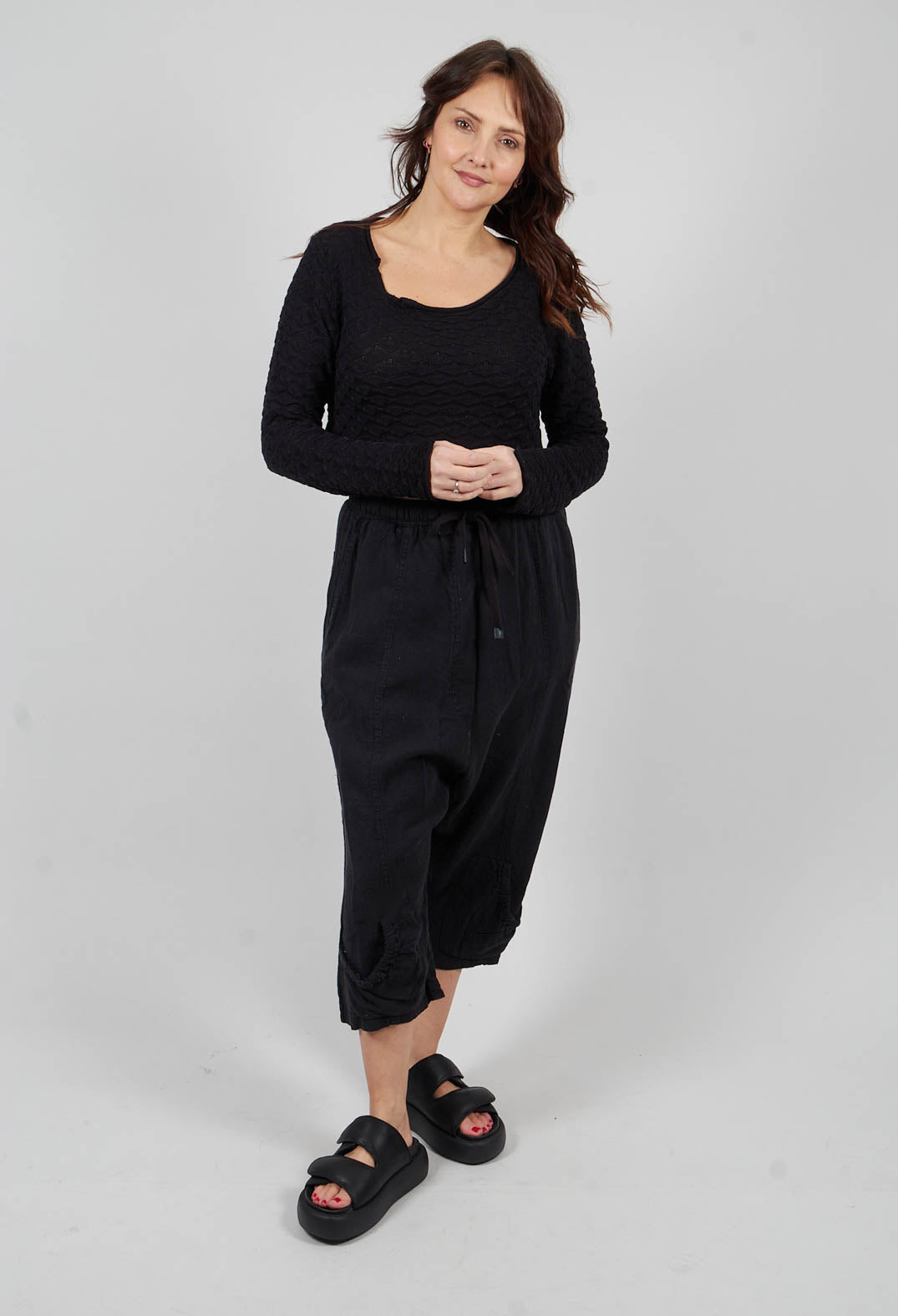 Cropped Textured Jumper in Black - 3380701