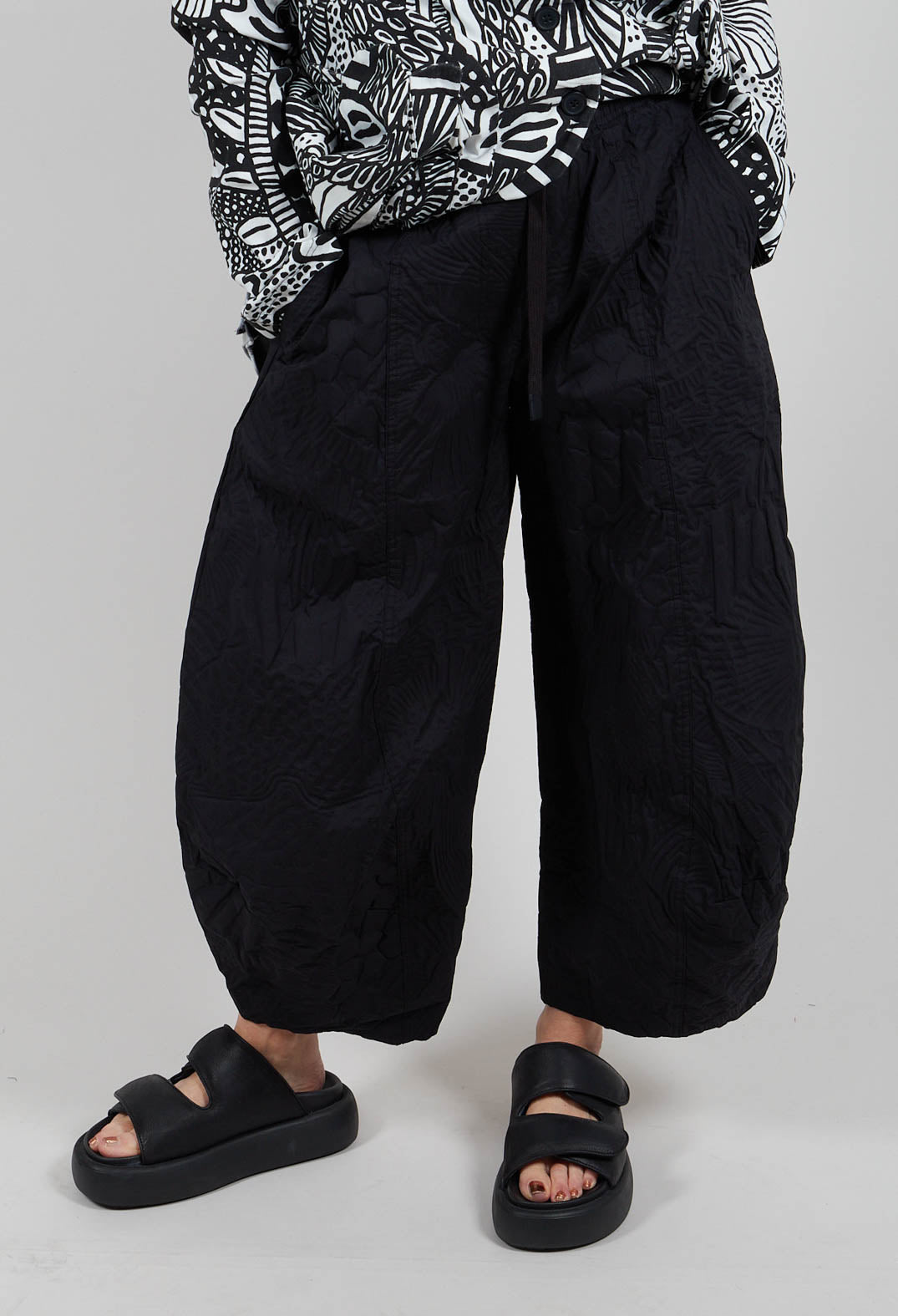 Balloon Leg Trousers in Black Poplin Print - 3420104