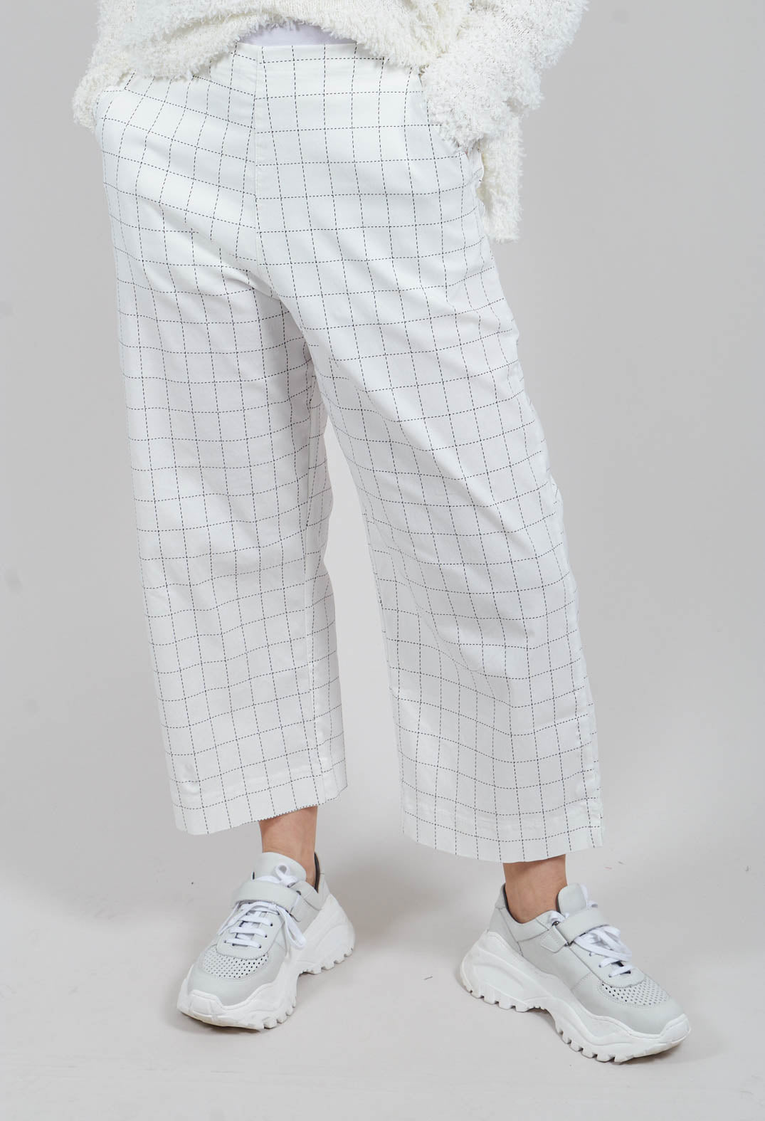 Cropped Leg Trousers in Off White Check - 3440103
