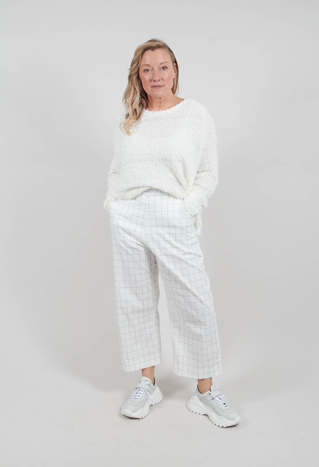 Cropped Leg Trousers in Off White Check - 3440103