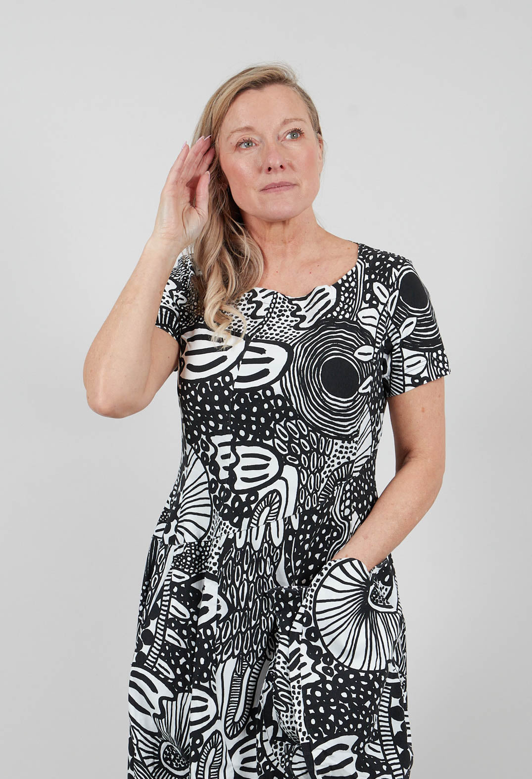 Short Sleeve Dress in Black Print - 3440910