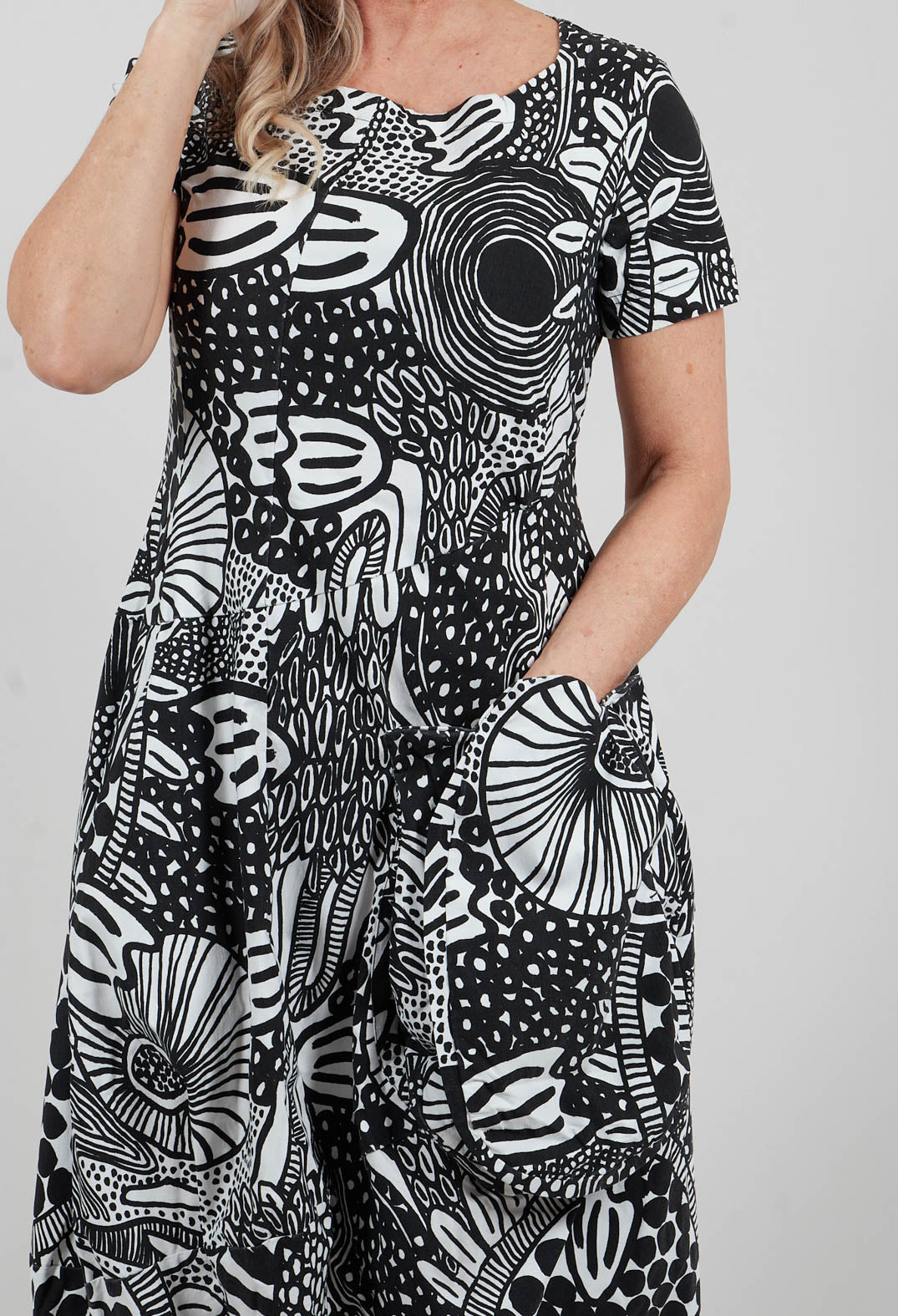 Short Sleeve Dress in Black Print - 3440910