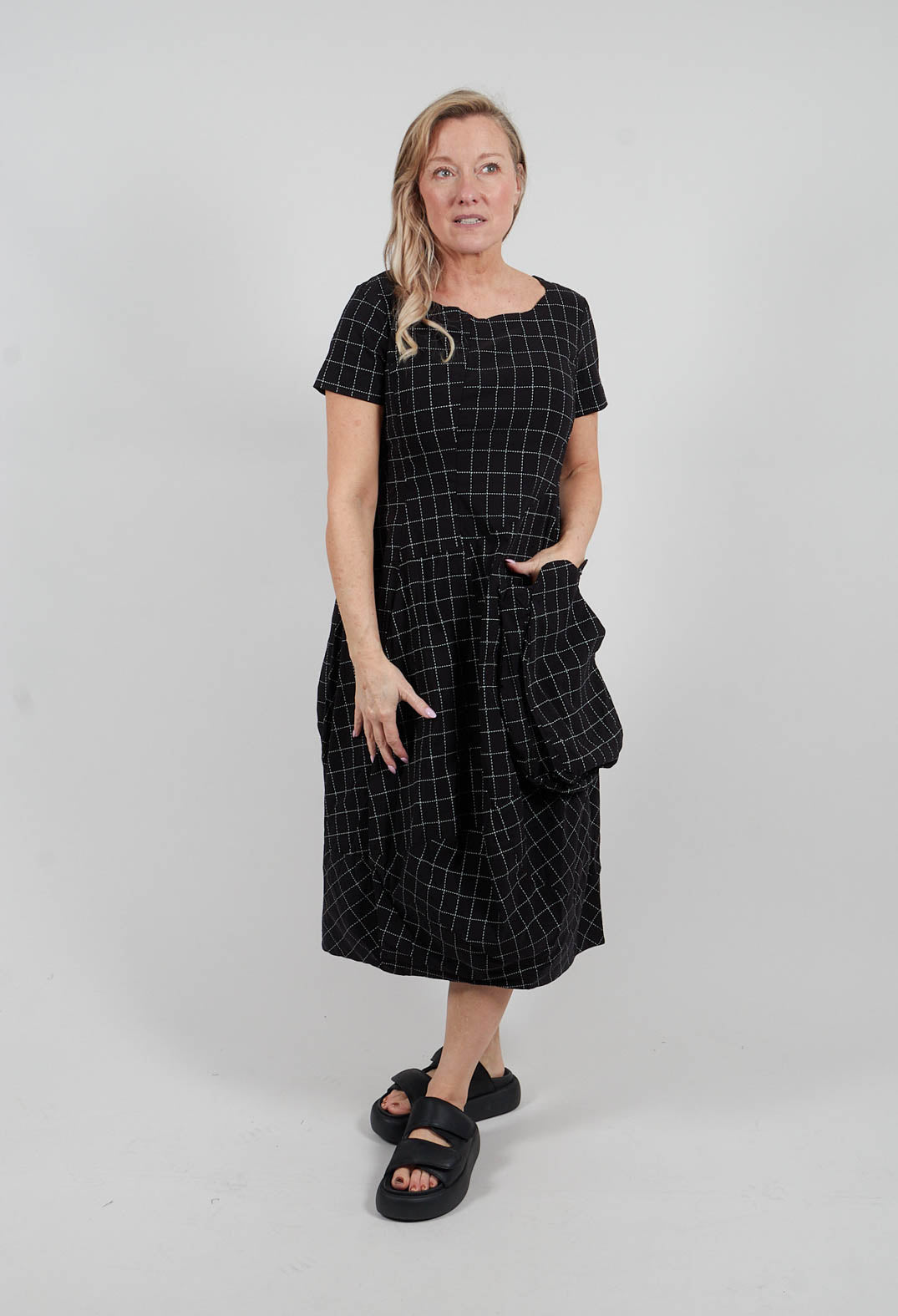 Short Sleeve Dress in Black Check - 3440910