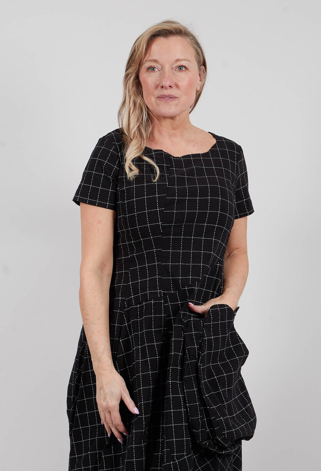 Short Sleeve Dress in Black Check - 3440910