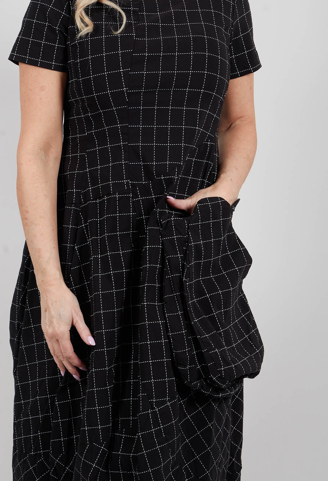 Short Sleeve Dress in Black Check - 3440910