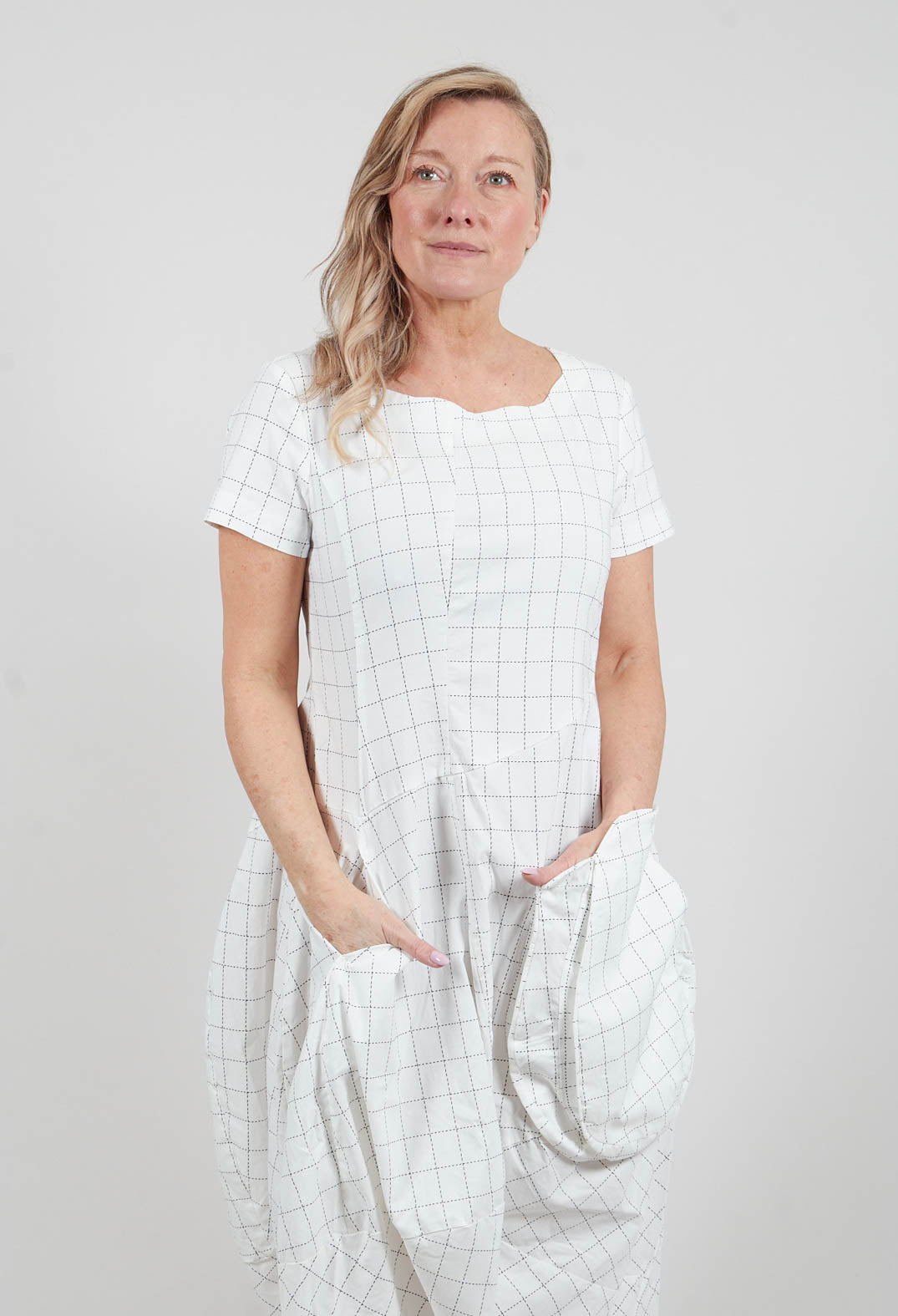 Short Sleeve Dress in Off White Check - 3440910