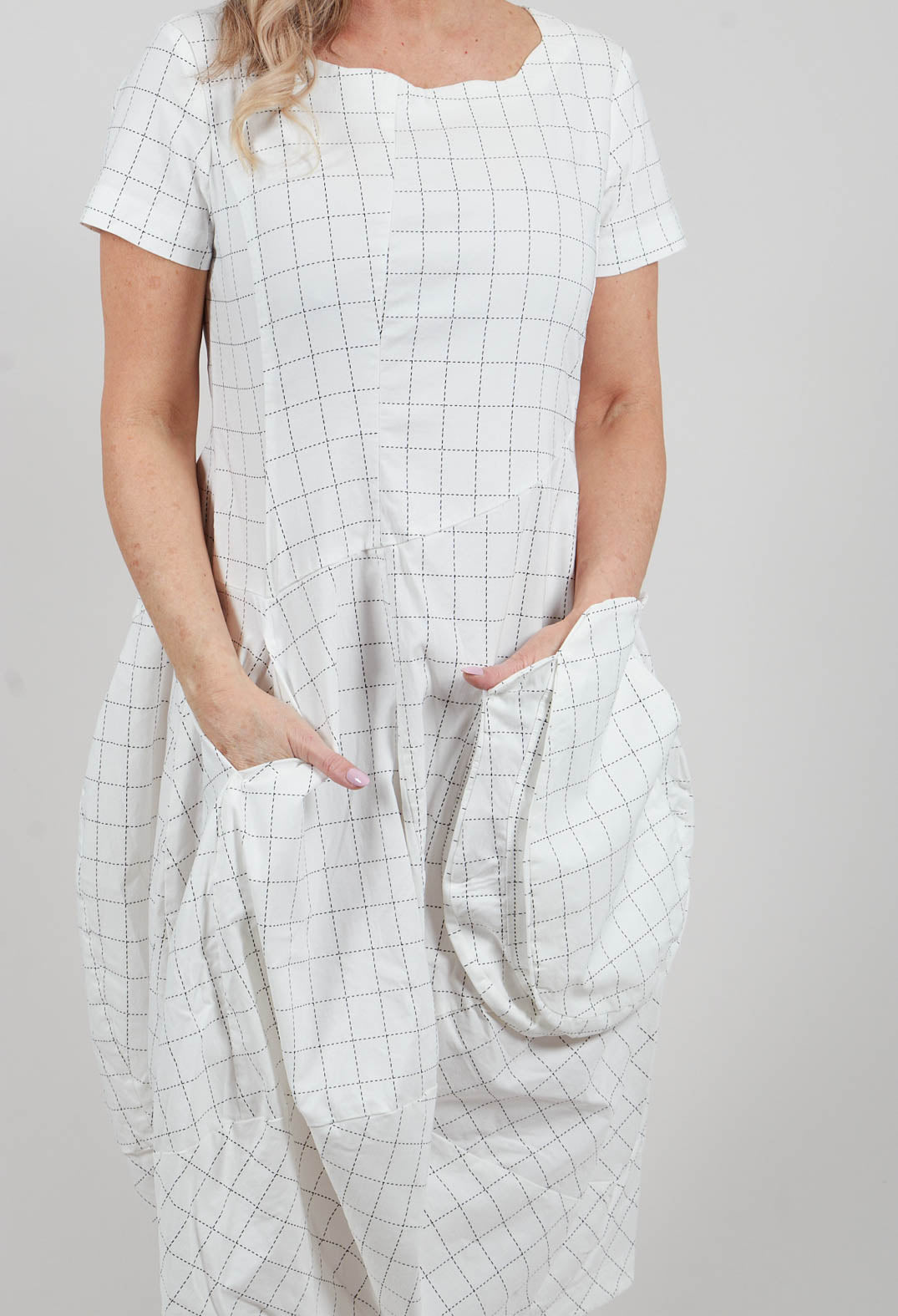 Short Sleeve Dress in Off White Check - 3440910