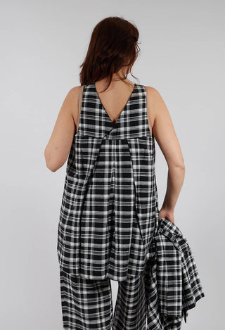 Plaid Hi-Low Vest in Black and White Quadro