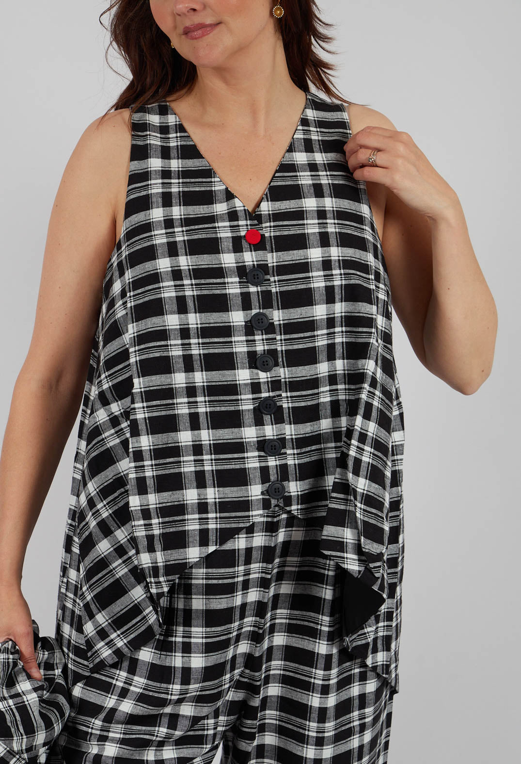 Plaid Hi-Low Vest in Black and White Quadro