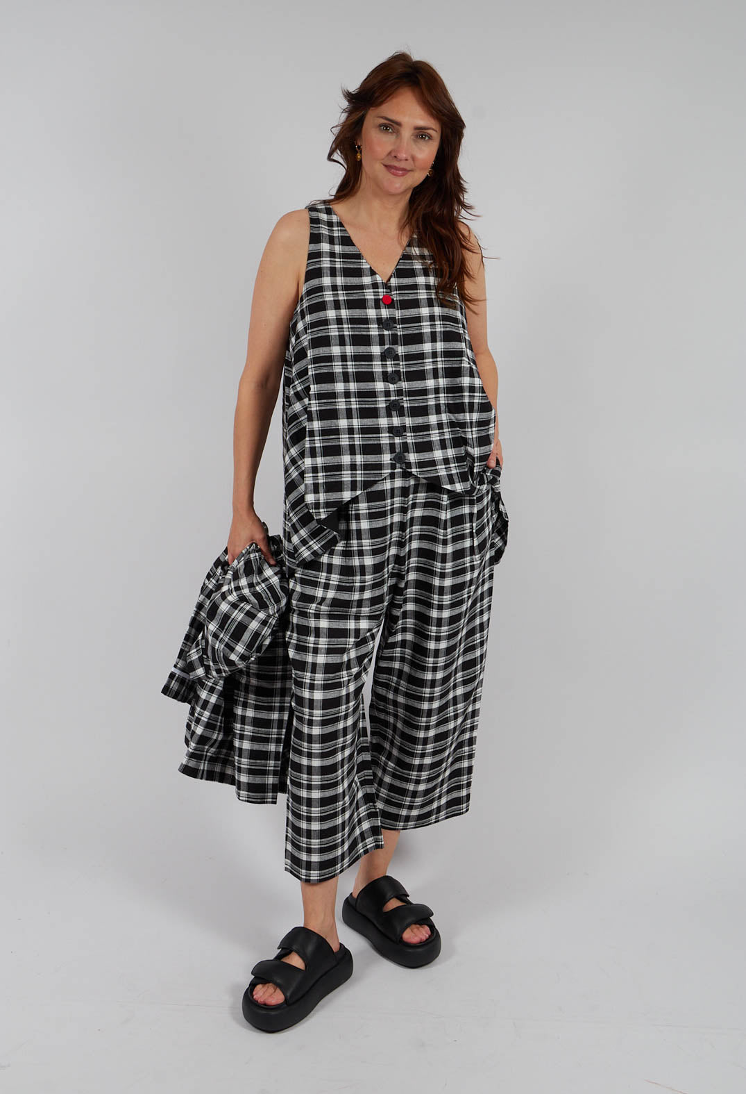 Plaid Hi-Low Vest in Black and White Quadro