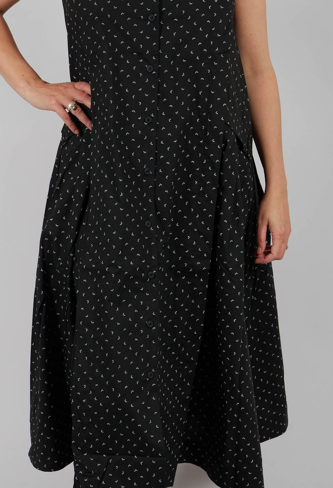 Cotton Sleeveless Pleat Midi Dress in Leaves Print